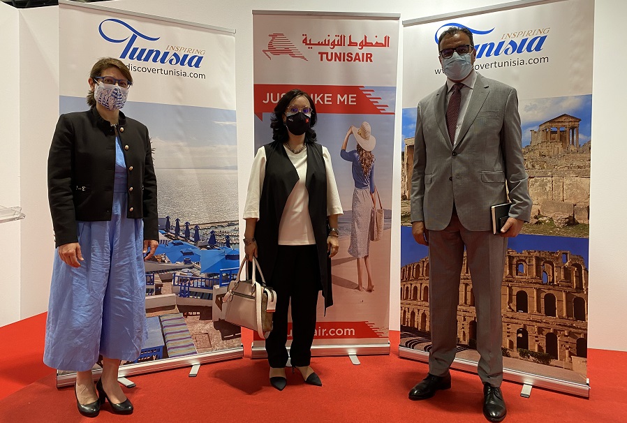 e izquierda a derecha, Leila Tekaia, directora de la Oficina Nacional de Turismo de Túnez para España y Portugal; Fatma Omrani Chargui, Embajadora de Túnez en España; y Moez Ben Rejeb, director general de Tunisair para España y Portugal.